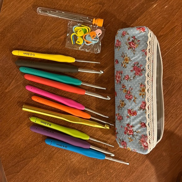 Crochet set with markers and daring needles - bag included - Picture 1 of 3
